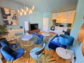 Gorgeous Hyde Park Home with Lift-Elevator Access & Nice View